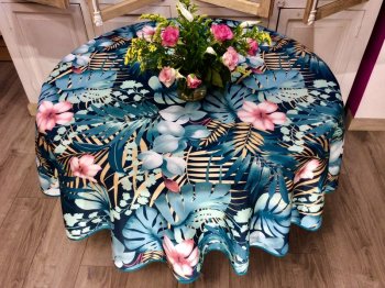 Nappe Kelly, feuillage exotique et fleurs rose, sur fond bleu ou blanc, ronde Ø 180 cm, 100% polyester anti-taches