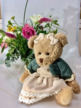 Peluche oursonne, robe et noeud beige dentelle et velours, gilet vert, polyester, 33 cm