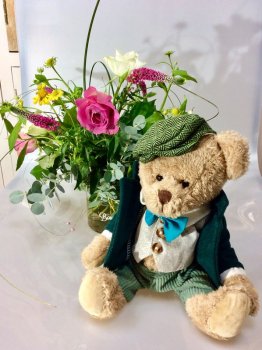 Peluche ourson, costume à l'anglaise, veste, gilet, casquette et noeud papillon, vert, beige, bleu, polyester, 33 cm