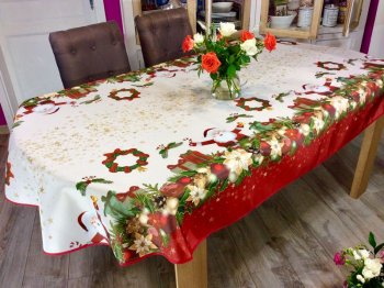 Nappe Père Noël, couronnes, fleurs de noël, cadeaux, étoiles, crème, rouge, vert, ovale 150x240 cm, 100% polyester anti-taches