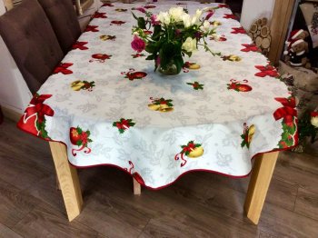Nappe Boules de Noël, cloches et guirlande, blanc-rouge, ovale 150x240 cm, 100% polyester anti-taches