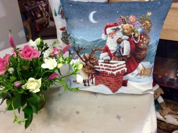 Housse de coussin Noël, Santa Claus descendant par la cheminée, fond bleu lunaire, carrée 45x45 cm, polycoton jacquard
