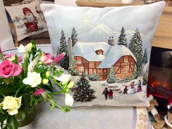 Housse de coussin hivernale, personnages devant un chalet, bonhomme de neige, sapins, carrée 45x45 cm, polycoton jacquard