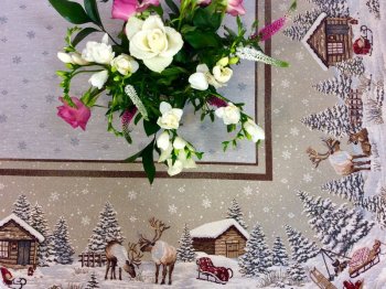 Nappe de Noël, Chalet hivernal, cerfs, biches, sapins, flocons, luge, centrée, rectangulaire, polycoton jacquard