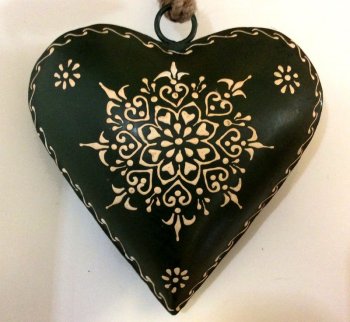 Coeur vert foncé, bombé, décoré d'arabesques blancs, métal