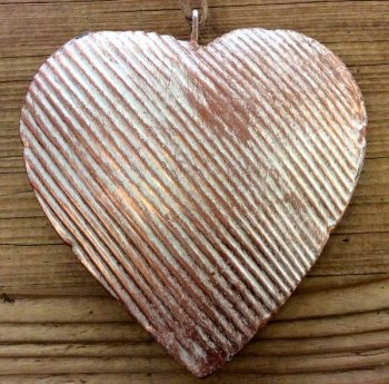 Coeur crème-doré, bombé, décoré de traits ou coeurs dorés, 9x9x1,5 cm, métal