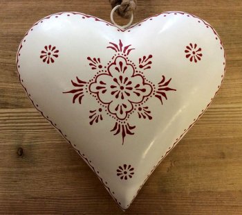 Coeur blanc, bombé et décoré d'arabesques rouges, 26x26x7 cm, métal