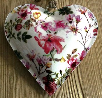 Coeur Bouquet de fleurs, sur fond blanc, bombé, métal