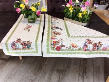 Chemin de table de Pâques fleuri, famille lapins, frise vert anis, centré sur fond beige,  rectangulaire 40x100 cm, polycoton jacquard