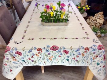 Nappe Hirondelles, coquelicots, fleurs champêtres, fond beige, centrée, rectangulaire 140x240 cm, polycoton Jacquard