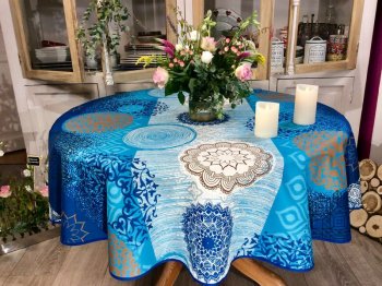 Nappe Rosaces géométriques all over, arabesques, bleu, turquoise, blanc, marron, ronde Ø160 cm, 100% polyester anti-taches