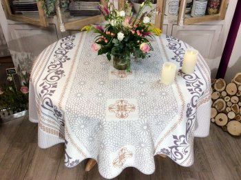 Nappe Arabesques et rosaces, gris-taupe, beige, sur un fond blanc, ronde Ø180 cm, 100% polyester anti-taches