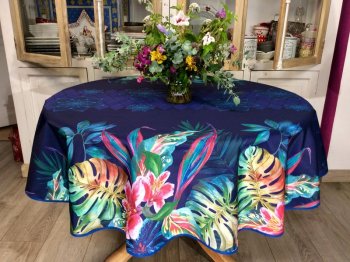 Nappe Fleurs lys, feuilles tropicales et rosaces, sur fond bleu marine, ronde Ø 160 cm, 100% polyester anti-taches