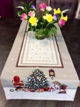 Chemin de table de Noël, chatons près de la cheminée, centrée, rectangulaire 45 x 140 cm, polycoton jacquard