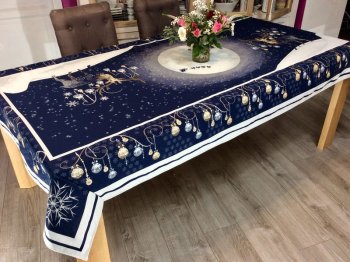 Nappe de Noël New Renna, boules argentées et dorées, rennes dorés, bleu ou rouge, fond écrue, rectangulaire centrée 140x260 cm, polycoton jacquard lurex, réversible