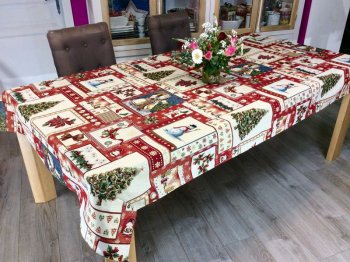 Nappe de Noël Ladan, patchwork, père Noël, bonhomme de neige, sapins, houx, bougies, rouge, beige, rectangulaire, polycoton jacquard lurex