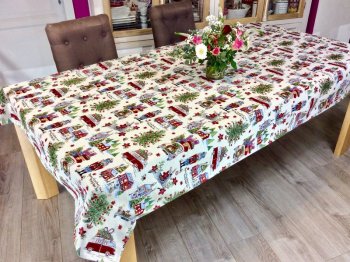 Nappe de Noël Melville, all over, casse-noisettes, rennes, voiture-cadeaux, village d’hiver, rouge, vert, bleu, fond beige, rectangulaire, polycoton jacquard lurex