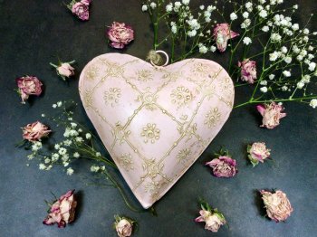Coeur bombé rose, décoré d'arabesques en carreaux beige, métal