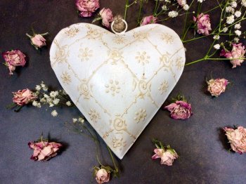 Coeur bombé blanc cassé, décoré d'arabesques en carreaux beige, métal