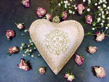 Coeur bombé rose, décoré d'arabesques beige, métal