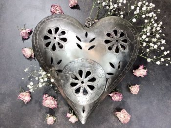Photophore cœur, ajouré rosaces, 21x20x7 cm, métal argenté vieilli
