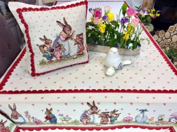 Housse de coussin, famille lapins bordeaux, fond beige, carrée 45x45 cm, polycoton jacquard