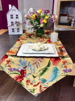 Chemin de table Feuilles multicolores, sur un fond jaune vénitien, rectangulaire, 47x183 cm, finition pointes, polycoton Jacquard 
