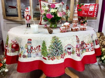 Nappe Noël, Casse-noisettes, sapins verts, cadeaux, flocons, sur un fond beige marbré centrée, ronde Ø 165 cm, polycoton jacquard