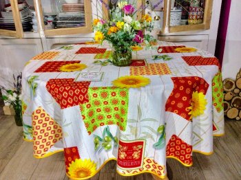 Nappe provençale Chant d'été, tournesols, olives, cigales, géométriques, jaune, rouge, vert, ronde Ø160 cm, 100% polyester anti-taches