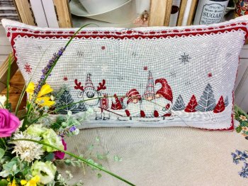 Housse de coussin hivernale, La chevauchée des lutins, renne, lutins et flocons de neige, sur fond écru, rectangulaire 40x70 cm, polycoton jacquard