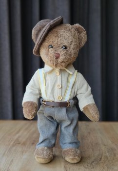 Peluche ourson, le Cubain, chapeau, brun foncé, 33 cm, polyester