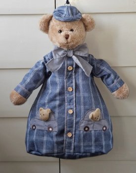Peluche ourson, range-pyjama, étoffe bleue à carreaux, casquette et bébés, 60 cm, polyester