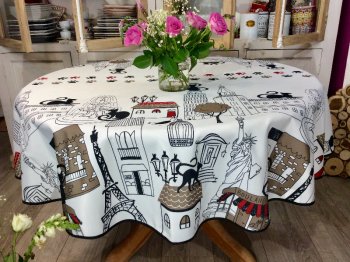 Nappe Chats noirs entre villes et songes, tour Eiffel, statue de La Libert&eacute;, tour de Pise, ronde &Oslash;160 cm, 100% polyester anti-taches
