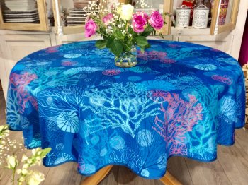 Nappe Jardin corallien, coquillage, m&eacute;duses, blanc, rose, sur un fond bleu profond, ronde &Oslash;160 cm, 100% polyester anti-taches