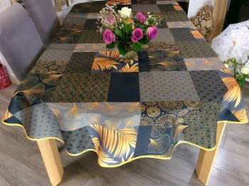 Nappe Patchwork, Dora, feuilles, orang&eacute;es, sur fond gris et noir, ovale 150x240 cm, 100% polyester anti-taches