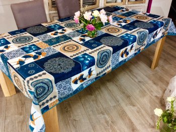 Nappe Patchwork ethnique, g&eacute;om&eacute;triques et carreaux, bleu, blanc, safran, noir, rectangulaire 150x240 cm, 100% polyester anti-taches