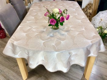 Nappe Feuilles g&eacute;antes de Ginkgo, fond beige ou gris, ovale 150x240, 100% polyester anti-taches